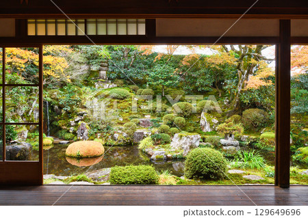 Beautiful autumn leaves at Keishin-en Garden, Jikko-in Temple, Ohara (Sakyo Ward, Kyoto City, Kyoto Prefecture) Beautiful autumn leaves at Keishin-en Garden, Jikko-in Temple, Ohara (Sakyo Ward, Kyoto City, Kyoto Prefecture) 129649696