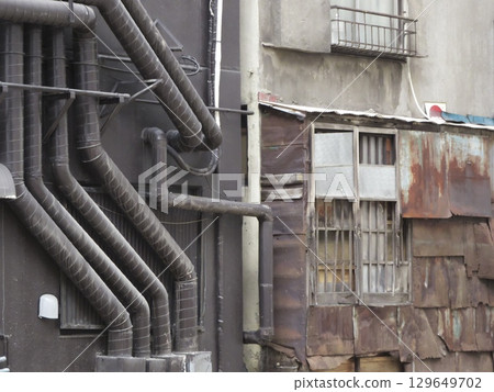 現代管道和生鏽的錫牆:新舊交融的後巷 現代管道和生鏽的錫牆:新舊交融的後巷 129649702