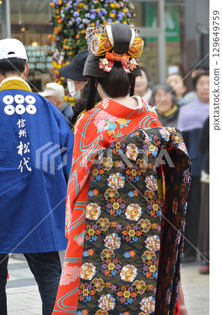 日本「和服」風格/身著和服、梳著日式髮型的女子背影,江戶時代服裝 日本「和服」風格/身著和服、梳著日式髮型的女子背影,江戶時代服裝 129649759
