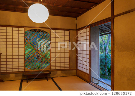 京都祗王寺正殿的吉野窗 京都祗王寺正殿的吉野窗 129650172