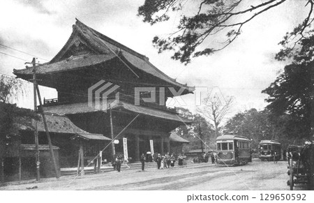 Old photograph, 1924-1927, Zojoji Temple Gate (Sangedatsumon Gate), Tokyo Old photograph, 1924-1927, Zojoji Temple Gate (Sangedatsumon Gate), Tokyo 129650592