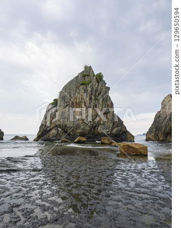 Hashiguiiwa Rock, a large rock standing in the sea Hashiguiiwa Rock, a large rock standing in the sea 129650594