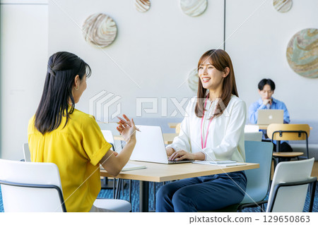 在辦公室工作的婦女 129650863