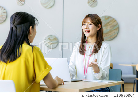 在辦公室工作的婦女 129650864