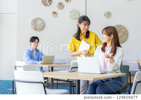 Business woman working in the office 129650877