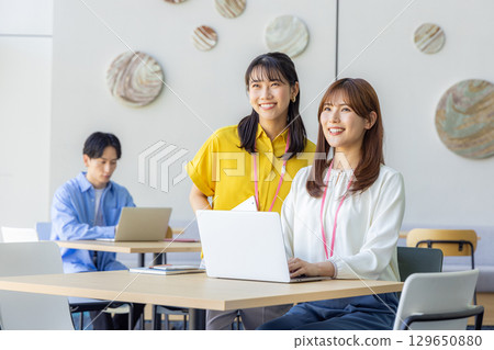 Business woman working in the office Business woman working in the office 129650880