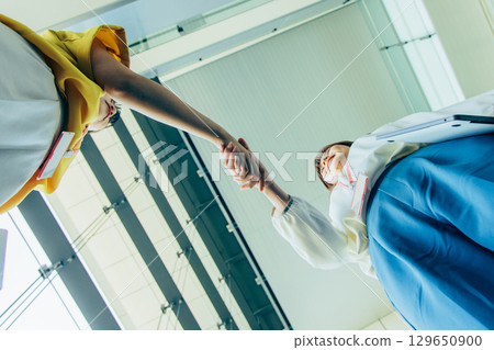 Handshake directly below Handshake directly below 129650900