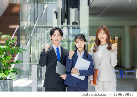 穿西裝的商人和女商人 129650935