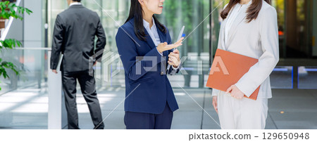 Businesswomen chatting in an office building 129650948