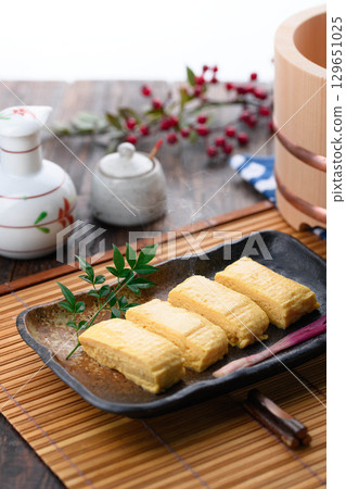 新鮮出爐的熱騰騰的日式煎蛋捲,淋上日式高湯,堪稱經典日式料理。無論是在家烹飪還是在居酒屋享用,都是完美的餐桌擺設。 新鮮出爐的熱騰騰的日式煎蛋捲,淋上日式高湯,堪稱經典日式料理。無論是在家烹飪還是在居酒屋享用,都是完美的餐桌擺設。 129651025