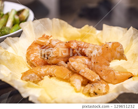 Fragrant fried shrimp Fragrant fried shrimp 129651232