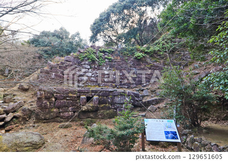 The remains of the Goshogatani Kogoishi Middle Gate of the ancient mountain castle, a nationally designated historic site in Yukuhashi City 129651605