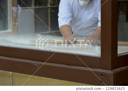 Making of Japanese SOBA noodle / The "Noshi" process of Japanese soba and handmade soba 129651625