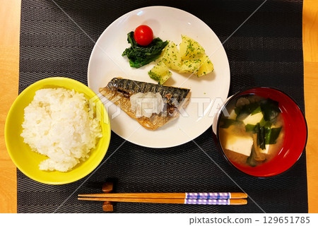 美味的日式早餐:套餐 美味的日式早餐:套餐 129651785