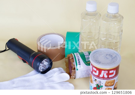 緊急食品和水-防災影像 緊急食品和水-防災影像 129651806