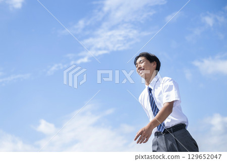 一名面帶微笑行走的男國中生 129652047