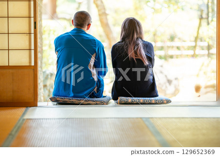 一對男女在鄉村住宅日式房間的陽台上聊天 129652369