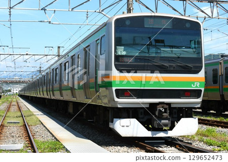 停放在車庫的帶有組標的E231系列列車 停放在車庫的帶有組標的E231系列列車 129652473