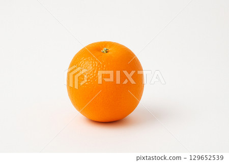 白色背景上放置的簡單橙色柑橘 白色背景上放置的簡單橙色柑橘 129652539