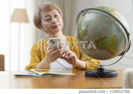 期待計劃旅行的資深女性 129652706