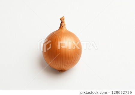 白色背景上放置的簡單棕色洋蔥 129652739