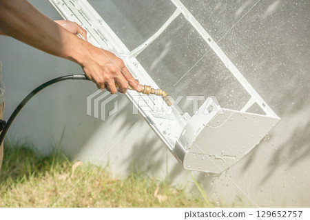 air conditioning cleaning service with water spray 129652757