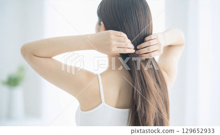 一位女士在做頭髮護理的圖片 一位女士在做頭髮護理的圖片 129652933
