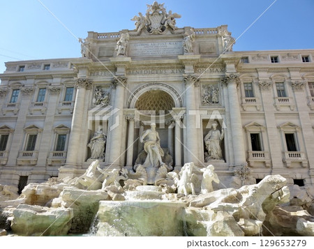 Marble sculptures of mythological gods floating on the walls of a palace. A wide range of commercial design materials suitable for artistic design. Marble sculptures of mythological gods floating on the walls of a palace. A wide range of commercial design materials suitable for artistic design. 129653279