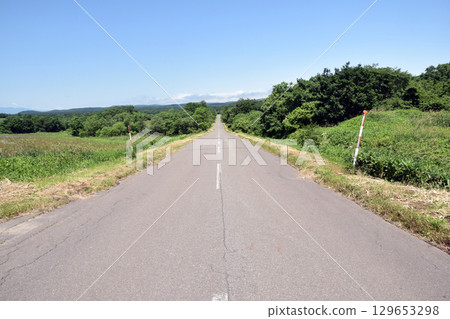 在北海道的道路 129653298