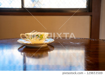 Cafe table and floral coffee cup 129653589