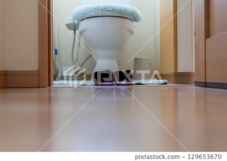 toilet slippers 129653670