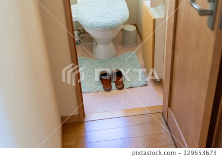 toilet slippers 129653673