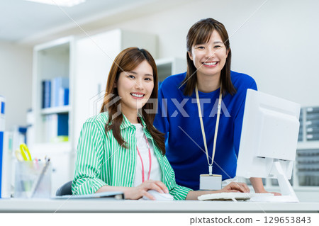 Business woman working in the office Business woman working in the office 129653843