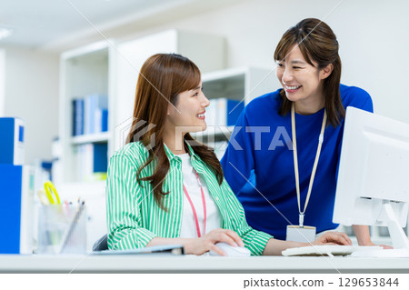 Business woman working in the office 129653844