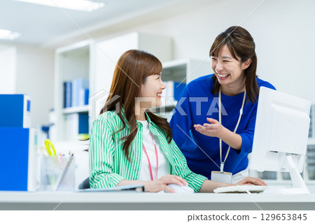 在辦公室工作的女商人 在辦公室工作的女商人 129653845