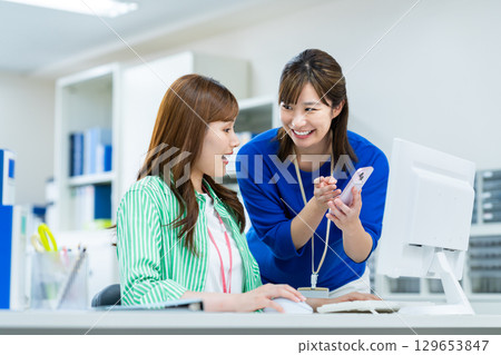 Business woman working in the office Business woman working in the office 129653847