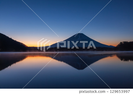 Dawn over Lake Shoji in Fujikawaguchiko Town, Yamanashi Prefecture Dawn over Lake Shoji in Fujikawaguchiko Town, Yamanashi Prefecture 129653997