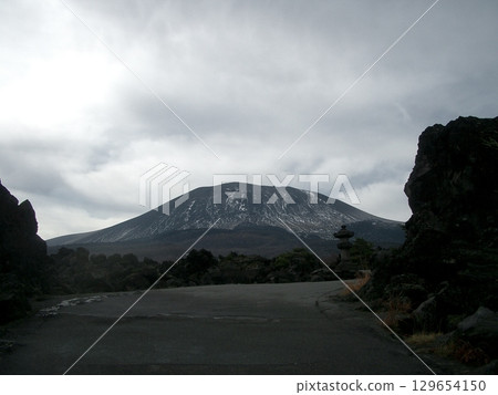 Scenery with mountains Scenery with mountains 129654150