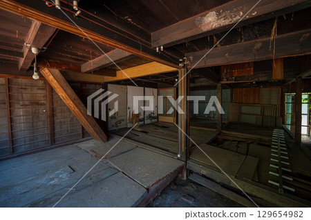 有空置房屋的房屋下降的危險 有空置房屋的房屋下降的危險 129654982