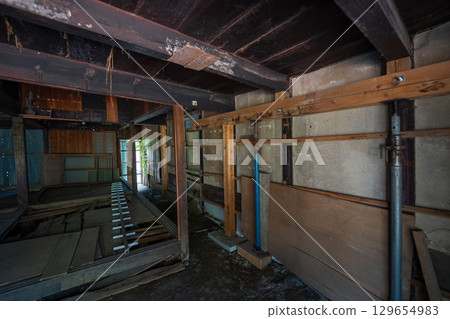 有空置房屋的房屋下降的危險 有空置房屋的房屋下降的危險 129654983