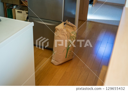 Put a 30kg bag of rice in the kitchen 129655432