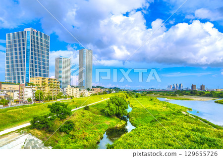 8 月 16 日，日本東京城市景觀...川崎站和武藏小杉站前的多摩川和塔樓公寓大樓景觀 = 令和 7 129655726
