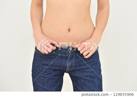 牛仔長褲的婦女 129655906