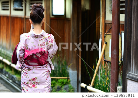 A woman traveling in Kyoto wearing a kimono 129655911