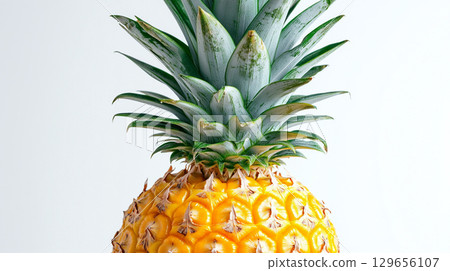 白色背景下突出的菠蘿特寫,清新簡潔的背景 白色背景下突出的菠蘿特寫,清新簡潔的背景 129656107