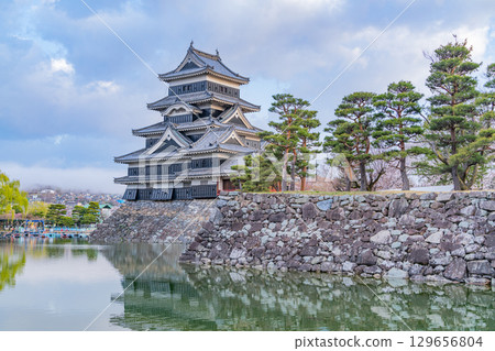 [Nagano Prefecture] National Treasure Matsumoto Castle in Spring 129656804