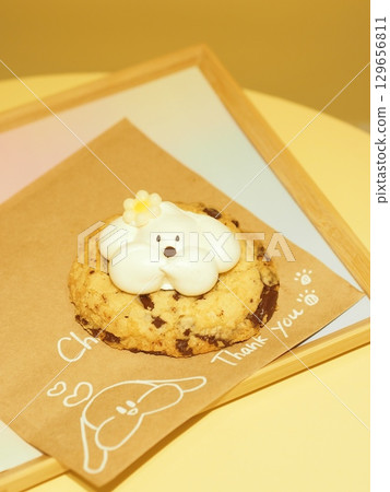Chocolate cookie with marshmallow dog Chocolate cookie with marshmallow dog 129656811