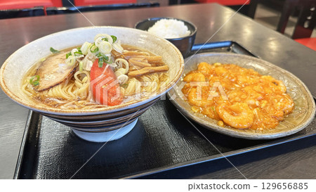 餐廳菜單（連鎖餐廳的冷拉麵和蝦辣椒） 129656885