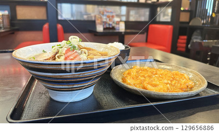 餐廳菜單(連鎖餐廳的冷拉麵和蝦辣椒) 餐廳菜單(連鎖餐廳的冷拉麵和蝦辣椒) 129656886
