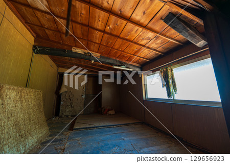 An old house in need of renovation 129656923